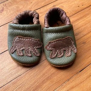 Starry Knight leather moccasins Tumbleweed Bear on Lichen 6 month